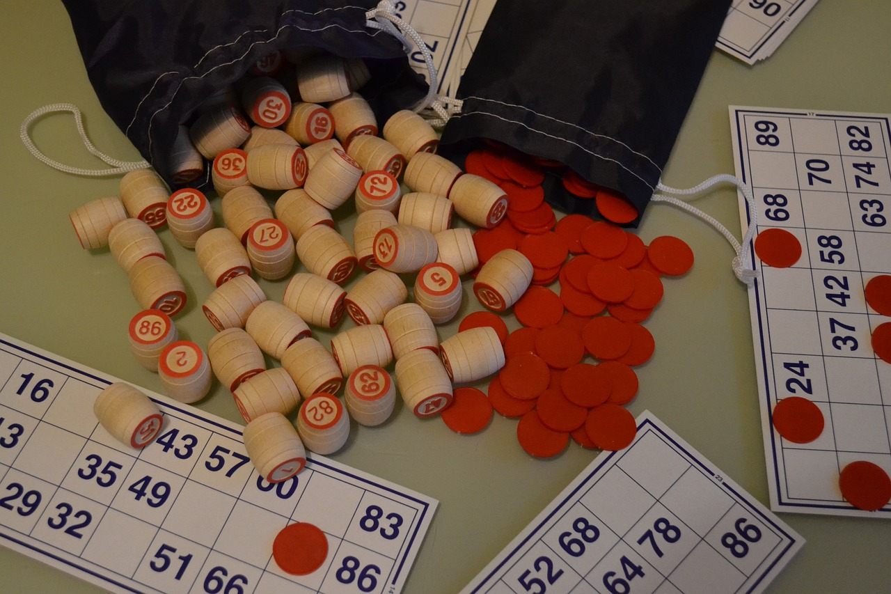 Cartons et jetons de loto